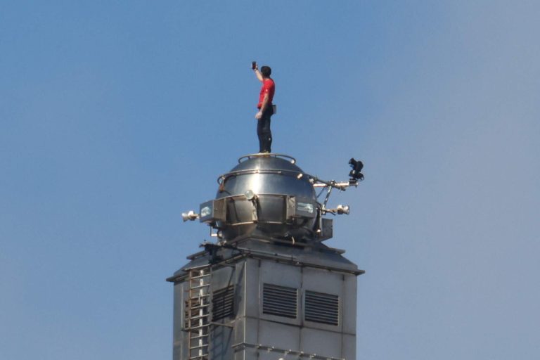 VIDEO Performanță incredibilă! Un alpinist a escaladat turnul din Taipei de 101 etaje fără corzi și echipament de protecție