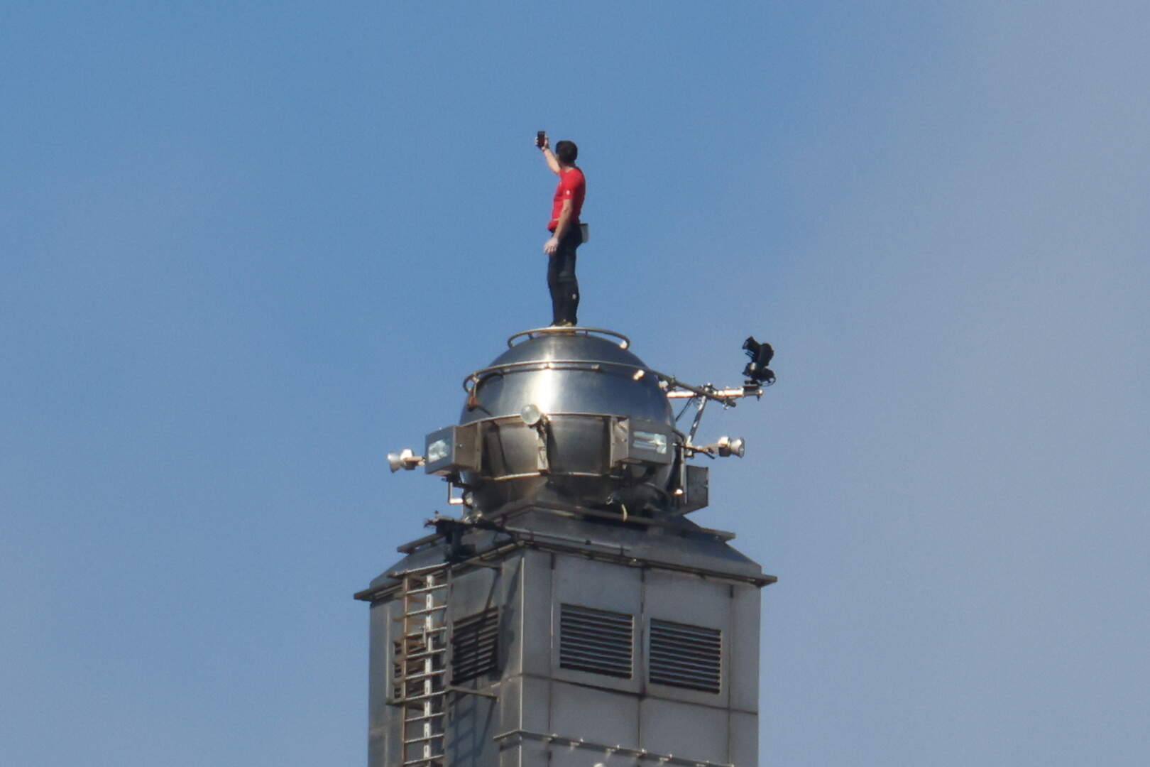 VIDEO Performanță incredibilă! Un alpinist a escaladat turnul din Taipei de 101 etaje fără corzi și echipament de protecție - Ziarul National