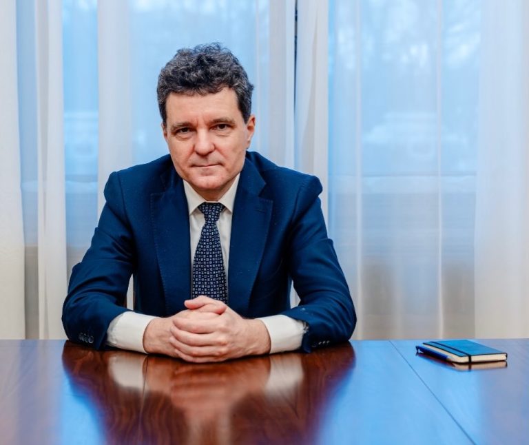 Nicușor Dan se laudă cu stabilitatea țării, în timp ce românii sunt striviți de taxe și scumpiri