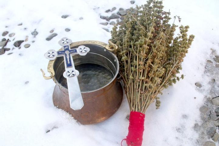 Tradiții românești de Bobotează și Sf. Ion. Fetele pun busuioc sub pernă / Bărbaţii se întrec să scoată crucea din apă - Ziarul National