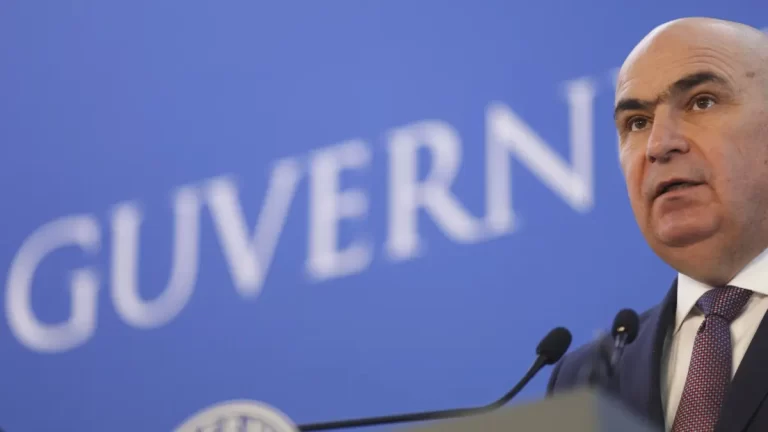 Reforma lui Bolojan, pe spinarea celor mulți. Românii – taxați, „Sistemul” – protejat!