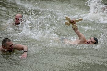 Tradiții românești de Bobotează și Sf. Ion. Fetele pun busuioc sub pernă / Bărbaţii se întrec să scoată crucea din apă - Ziarul National