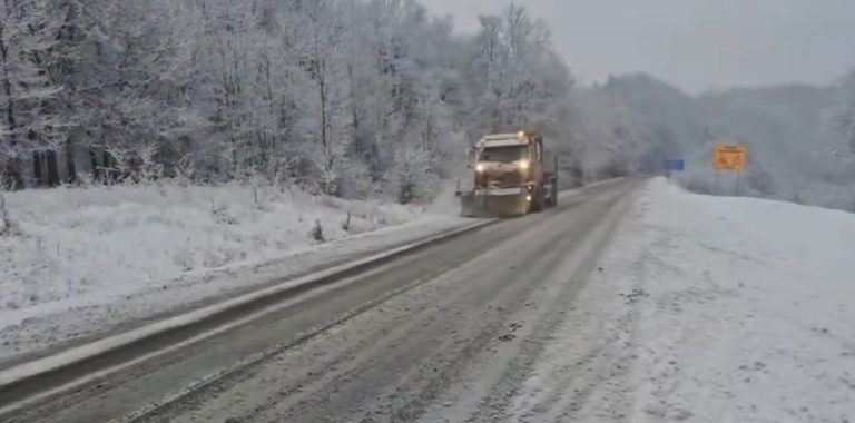 Ninsori în mai multe zone ale țării. Circulație în condiții de iarnă pe autostrăzi și drumuri din 14 județe. Se intervine cu utilaje de deszăpezire – VIDEO