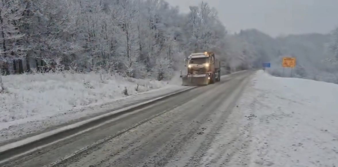 Ninsori în mai multe zone ale țării. Circulație în condiții de iarnă pe autostrăzi și drumuri din 14 județe. Se intervine cu utilaje de deszăpezire – VIDEO - Ziarul National