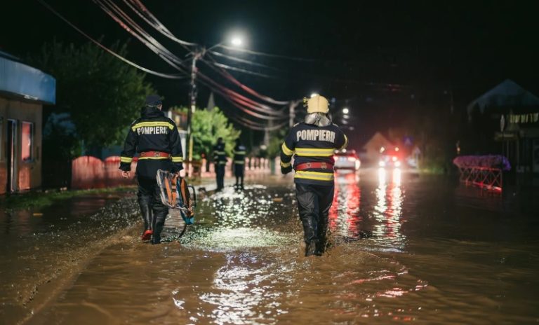 Probleme după topirea zăpezii: gospodării inundate în Mehedinți. Localnicii s-au trezit că au curțile pline de apă