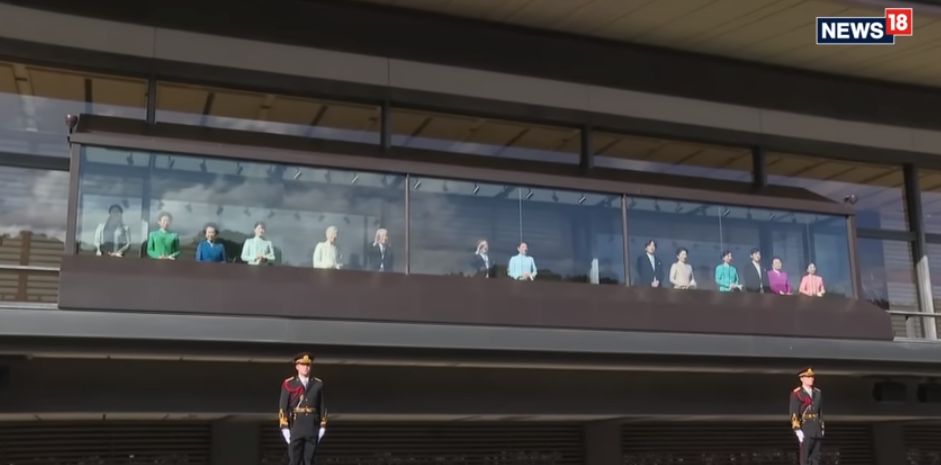 Incident incredibil! Un tânăr s-a dezbrăcat complet în fața împăratului Japoniei și a familiei sale - Ziarul National