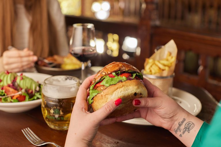 De ce mâncarea pe care o consumă americanii nu poate fi vândută şi în România. Substanțele permise în SUA, dar interzise în UE