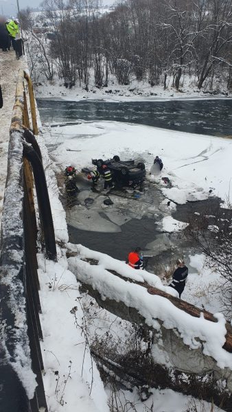 Salvatorii, în alertă: O mașină s-a răsturnat în râul Bistrița – FOTO/Șase persoane transportate la spital - Ziarul National Salvatorii, în alertă: O mașină s-a răsturnat în râul Bistrița – FOTO/Șase persoane transportate la spital - Ziarul National