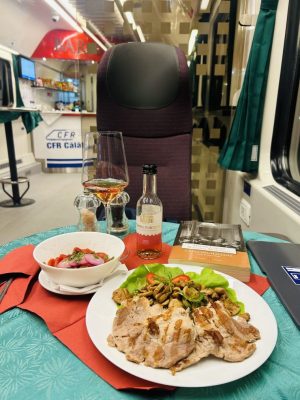 Ce găsești în meniul de la vagonul bar-bistro al CFR și la ce prețuri - Ziarul National