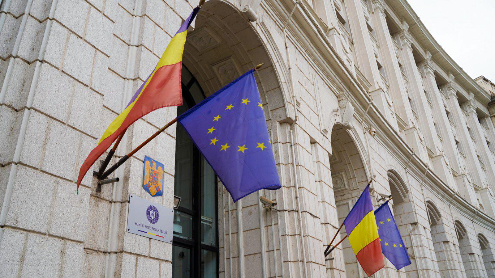 Statul continuă să se împrumute de la bănci: 1,2 mld lei într-o singură zi / România, pe drumul periculos către 60% datorie publică din PIB - Ziarul National