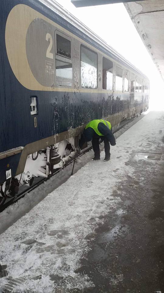 Circulația feroviară, afectată de ninsori. Un tren de călători a înregistrat peste patru ore întârziere - Ziarul National